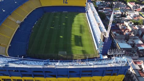 Vuelo-Circular-De-Drones-Sobre-El-Estadio-De-Fútbol-De-La-Bombonera-Donde-Se-Entrena-Boca-Juniors-En-Buenos-Aires,-Argentina