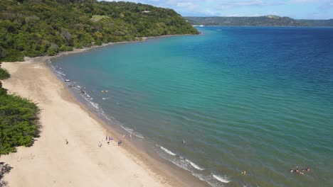 4K-Luftdrohnen-Überflugtouristen-Am-Malerischen-Tropischen-Strand-In-Costa-Rica