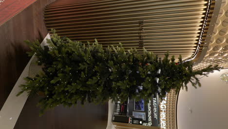 Vertikale-Eines-Weihnachtsbaums,-Der-Während-Der-Ferienzeit-Im-Modernen-Einkaufszentrum-Geschmückt-Ist