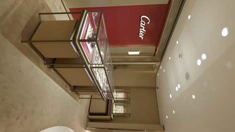 Vertikaler-Blick-In-Den-Ausstellungsbereich-Des-Cartier-Luxusuhren--Und-Juweliergeschäfts
