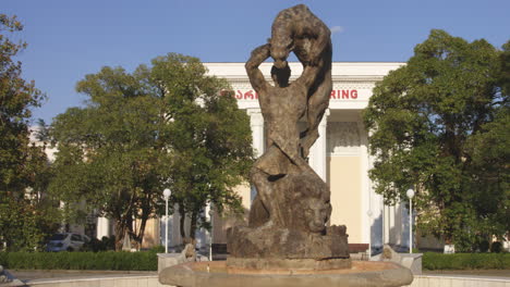 Statue-Im-Brunnen-Vor-Dem-Spring-6-Medical-Spa-Und-Balneoresort-Im-Central-Park,-Tskaltubo,-Georgia