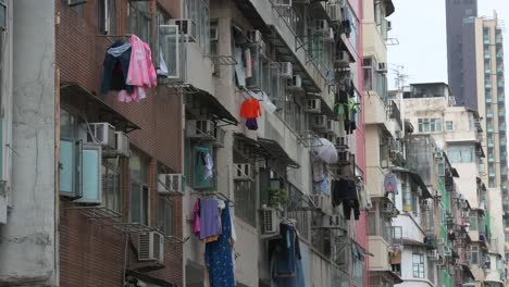 Überfüllte-Alte,-Farbenfrohe-Wohnhäuser-Im-Bezirk-Kowloon-In-Hongkong