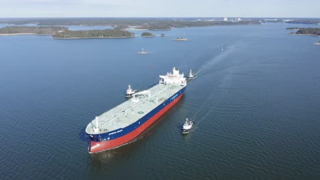 Remolcadores-Que-Escoltan-A-Grandes-Transportadores-De-Petróleo-Crudo-Minerva-Helen-A-Través-Del-Estrecho-Archipiélago-Finlandés-Fairway