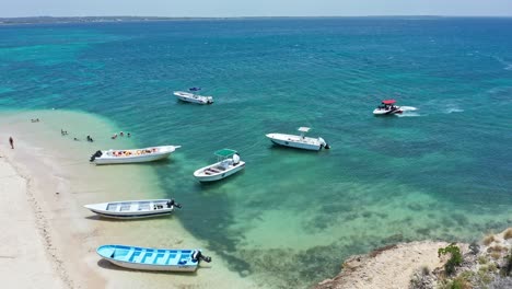 Anlegen-Von-Lancha-Booten-An-Der-Küste-Der-Isla-Cabra-In-Der-Dominikanischen-Republik