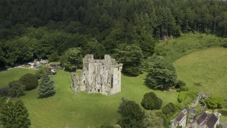 Las-Ruinas-Del-Castillo-De-Lord-Lovells-En-La-Hermosa-Campiña-De-Wiltshire-En-Un-Día-De-Verano