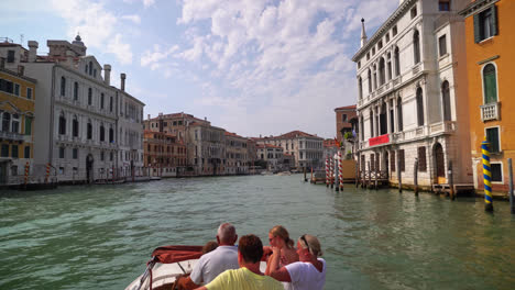 Turistas-En-Barco-Explorando-La-Ciudad-De-Venecia-Navegando-Por-El-Gran-Canal-En-Italia