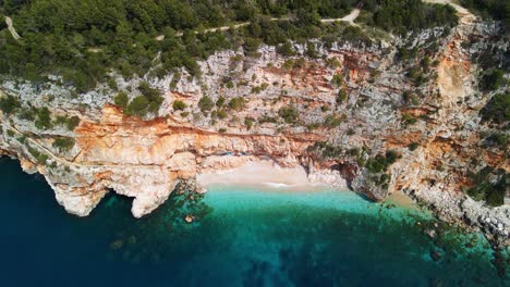 Cinematic-aerial-panning-shot-of-Pasjaca-Beach-and-Pasjaca-cliff