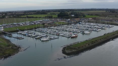 Festgemachte-Boote-In-Einem-Dock-An-Einem-Kühlen-Abend,-Umgeben-Von-Grünen-Feldern,-Bradwell-In-Essex