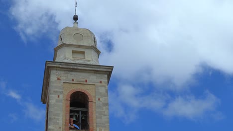 4K-Zeitraffer-Eines-Typischen-Glockenturms-Einer-Italienischen-Kirche-In-Einer-Ländlichen-Stadt-An-Einem-Sonnigen-Tag