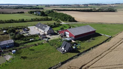 Drohnenbild-Eines-Bauernhofs-In-Der-Region-Thisted-Im-Norden-Dänemarks,-Sonniges-Wetter