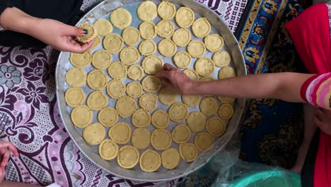 Eine-Gruppe-Jemenitischer-Mädchen-Backt-Kekse-Für-Die-Heilige-Eid-Zeit