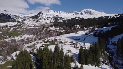 Luftdrohnenaufnahmen-Vom-Späten-Schneefall-Im-Frühling-In-Einem-Verträumten-Bergdorf-In-Den-Schweizer-Alpen