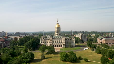 Edificio-Del-Capitolio-Del-Estado-De-Connecticut-En-Hartford,-Connecticut-Con-Toma-Amplia-De-Video-De-Drones-Moviéndose-Hacia-Abajo.