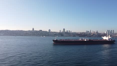 Ein-Supertanker-Passierte-Den-Bosporus-In-Istanbul,-Türkei