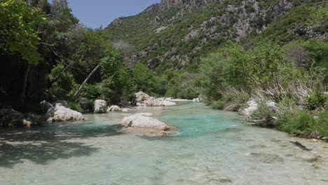 Sanfter-Tiefflug-über-Dem-Fluss-Acheron-Im-Norden-Griechenlands