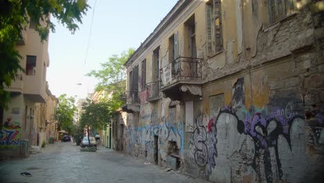 Graffiti-Street-Art-En-Un-Edificio-Antiguo-En-Una-Calle-Tranquila,-Atenas-Grecia