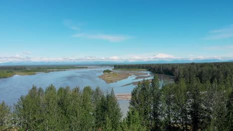 Video-De-Dron-De-4k-Del-Río-Susitna-Con-La-Montaña-Denali-En-La-Distancia-En-El-Día-De-Verano-De-Alaska