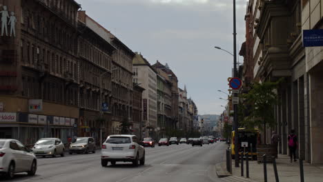 Budapest,-Ungarn-–-02.-September-2022:-Ein-Bus-Des-öffentlichen-Nahverkehrs-Fährt-Vor-Der-Kamera-In-Der-Rákoczi-Straße-In-Der-Innenstadt-Von-Budapest-Vorbei