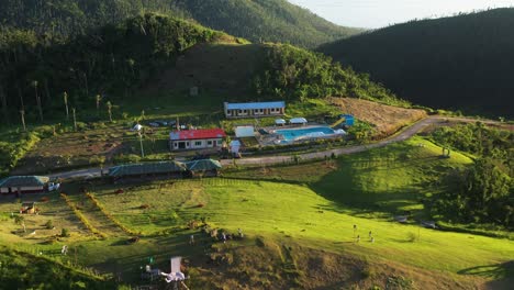 Resort-Privado-Con-Piscina-Al-Aire-Libre-En-Un-Paisaje-Rural-Junto-A-La-Montaña-En-La-Provincia-De-Visayan-En-Filipinas