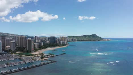 Toma-Aérea-Súper-Amplia-De-Waikiki-Desde-Honolulu-En-La-Isla-De-O&#39;ahu,-Hawaii