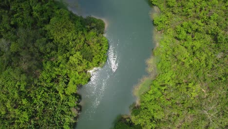 Boot-Auf-Einem-See-Schwimmendes-Drohnenvideo-Von-Oben-Nach-Unten