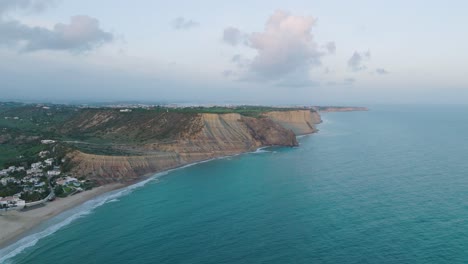 Drohnenflug-über-Den-Strand-Und-Die-Felsige-Küste-Von-Praya-Da-Luz-In-Der-Portugiesischen-Algarve-Region