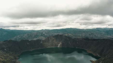 Laguna-Del-Lago-Del-Cráter-Volcánico-Quilotoa-Cerca-De-Quito,-Ecuador---Descenso-Aéreo