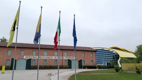Eingang-Zum-Ferrari-Modena-Museum,-Wo-Berühmte-Italienische-Sportwagen-Ausgestellt-Sind