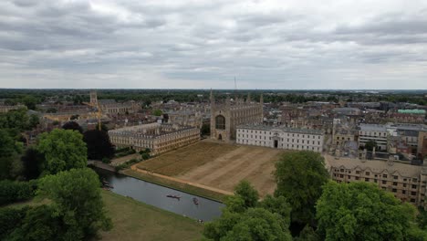 Stadtzentrum-Von-Cambridge,-England,-Pan-Drohnen-Luftaufnahme,-4K-Aufnahmen,-Sommer-2022