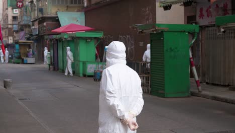 Gesundheitspersonal-In-PSA-Anzügen-Wird-In-Einem-Stadtteil-Gesehen,-Der-Gesperrt-Ist,-Um-Die-Ausbreitung-Des-Ausbruchs-Der-Coronavirus-Variante-In-Hongkong-Einzudämmen