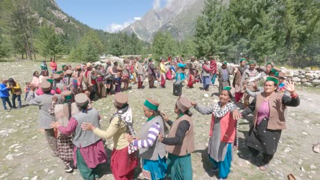 Eine-Gruppe-Indischer-Himachali-Frauen-Singt-Volkslieder-Und-Feiert-Das-Pori-Fest-Auf-Wiesen,-Umgeben-Von-Der-Himalaya-Bergkette