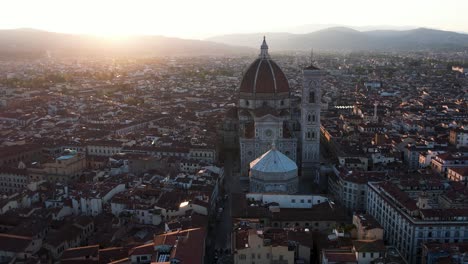 Sunrise-behind-Cathedral-of-Santa-Maria-del-Fiore,-Florence,-Italy