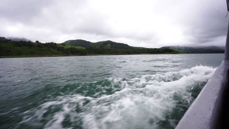 Costa-Rica-Centroamérica-Laguna-Arenal,-Barco-Turístico-Cruzando-El-Lago-Mostrando-Un-Paisaje-Natural-Y-Verde