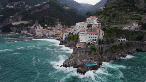 Historic-Town-Of-Amalfi-Nestled-On-Steep-Cliffs-In-Campania,-Italy