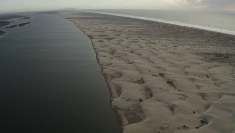 Wunderschöne-Luftaufnahme-Der-Sanddünenküste-Der-Halbinsel-Baja-California,-Drohnenflug