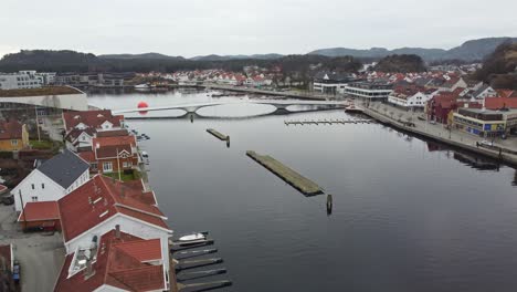 Aufsteigende-Antenne-Entlang-Des-Flusses-Marna-In-Mandal,-Norwegen---Im-Hintergrund-Zeigt-Sich-Die-Adolph-Tidemands-Brücke