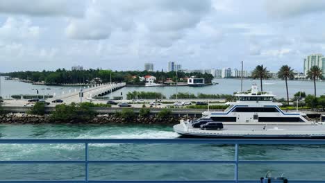 Vista-Panorámica-De-Una-Bahía-Con-Transbordador-Roro-Atracado-En-El-Puerto-Para-El-Transporte-De-Automóviles-Y-Pasajeros-En-La-Bahía-De-Biscayne-En-El-Fondo-De-Video-De-Miami-En-4k