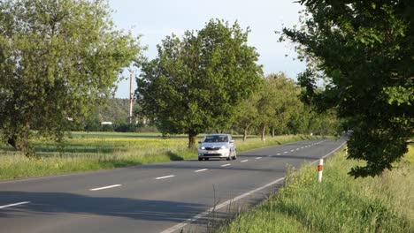 Dos-Autos-Skoda-Conduciendo-Rápido-En-Una-Carretera-Rural-Al-Atardecer