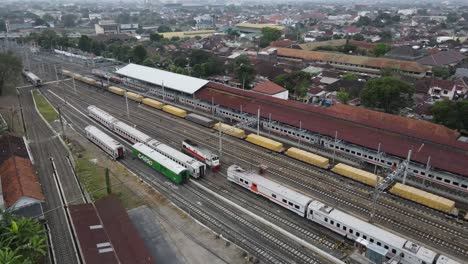 Luftaufnahme,-Die-Eisenbahnwaggons-Zeigt,-Die-Am-Bahnhof-Lempuyangan-Yogyakarta-Halten,-Die-Aktivität-Ist-Nicht-überfüllt