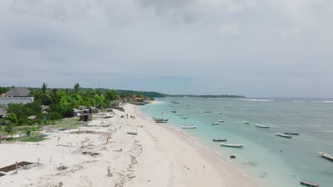 Lokale-Aquakulturbauern-Laden-Frische-Grüne-Algen-In-Lange-Boote-Am-Weißen-Strand-In-Indonesien
