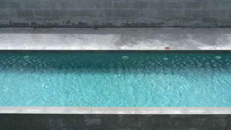 Wunderschönes-Schwimmbad-Mit-Blauem,-Welligem-Wasser