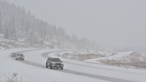 Sattelschlepper-Navigiert-Während-Eines-Heftigen-Wintersturms-In-British-Columbia,-Kanada,-Durch-Verschneite-Straßen