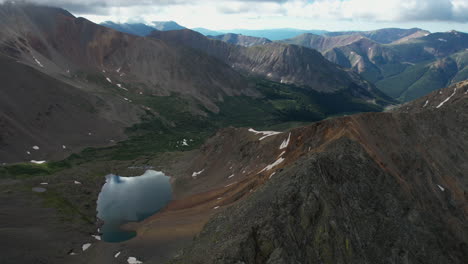 Luftaufnahme-Des-Loveland-Pass,-Der-Rocky-Mountains,-Colorado,-USA,-Der-Gipfel-Und-Des-Gletschersees