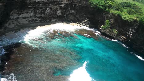 Overview-of-crashing-water-against-cliffs-of-Broken-Beach,-Nusa-Penida,-Bali