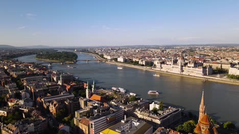 Paisaje-Urbano-De-Budapest-Con-Edificio-Del-Parlamento-A-Orillas-Del-Río-Danubio