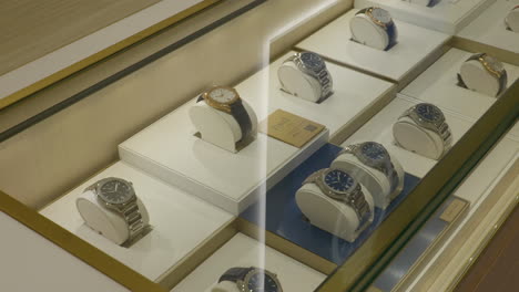 Exhibición-De-Relojes-De-Lujo-Piaget-Dentro-De-La-Vitrina