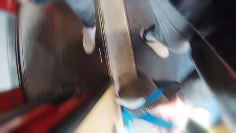 POV-Einstieg-In-Einen-Stark-Befahrenen-Stadtzug-Mit-Einer-Reisetasche