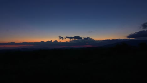Zeitraffer,-Wolken-Ziehen-Bei-Sonnenuntergang-Bis-Zur-Abenddämmerung-Durch-Den-Himmel,-Horizont-Und-Berge,-Vietnam