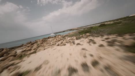 Fpv-Drone-Adelante-Toma-En-Movimiento-Sobre-Playas-Rocosas-Con-Espectaculares-Acantilados-En-Cala-Varques,-Mallorca,-España-Durante-La-Noche