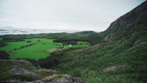 Caminatas-De-Montaña-Con-Vegetación-De-Lurøyfjellet-En-Nordland,-Noruega